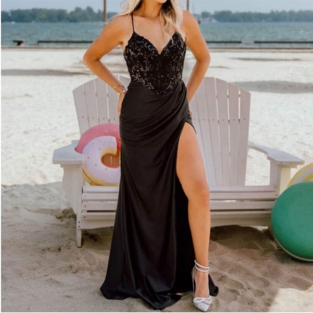 LA MAISON PROM DRESS black fitted corset spaghetti strap prom dress size 2